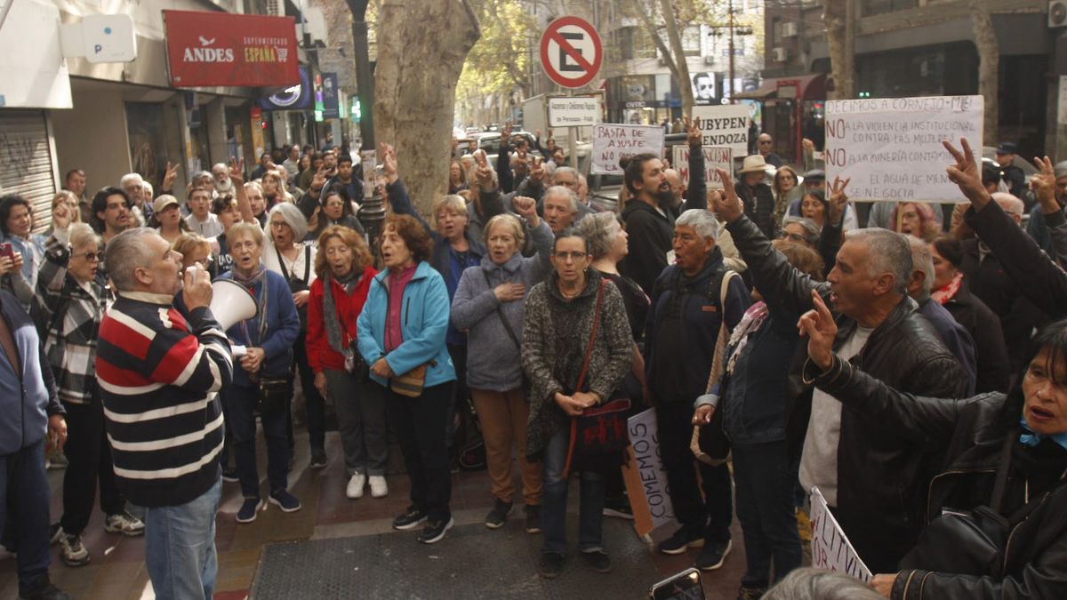 La marcha de los jubilados concluyó frente a la sede del PAMI. Foto gentileza de Migel Cicconi. La marcha de los jubilados concluyó frente a la sede del PAMI. Foto gentileza de Migel Cicconi.