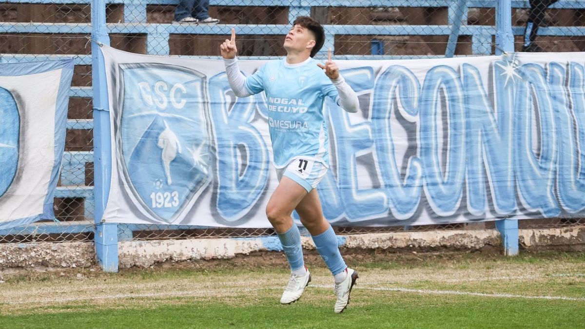 Estigarribia festeja uno de sus goles ante Atenas. Estigarribia festeja uno de sus goles ante Atenas.