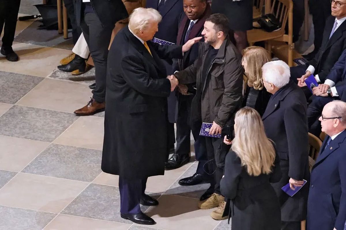Donald Trump y Volodimir Zelenski estrechan un saludo hace unas semanas atrás. Donald Trump y Volodimir Zelenski estrechan un saludo hace unas semanas atrás.