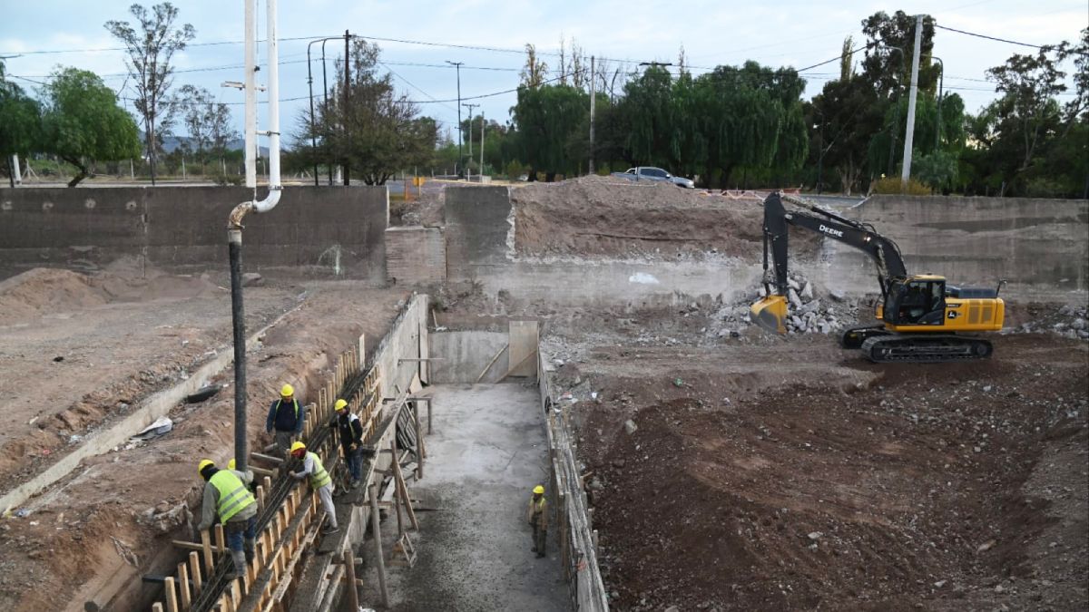 La importante obra pública que realiza la Municipalidad de Godoy Cruz, construyendo un puente sobre el zanjón Frías.