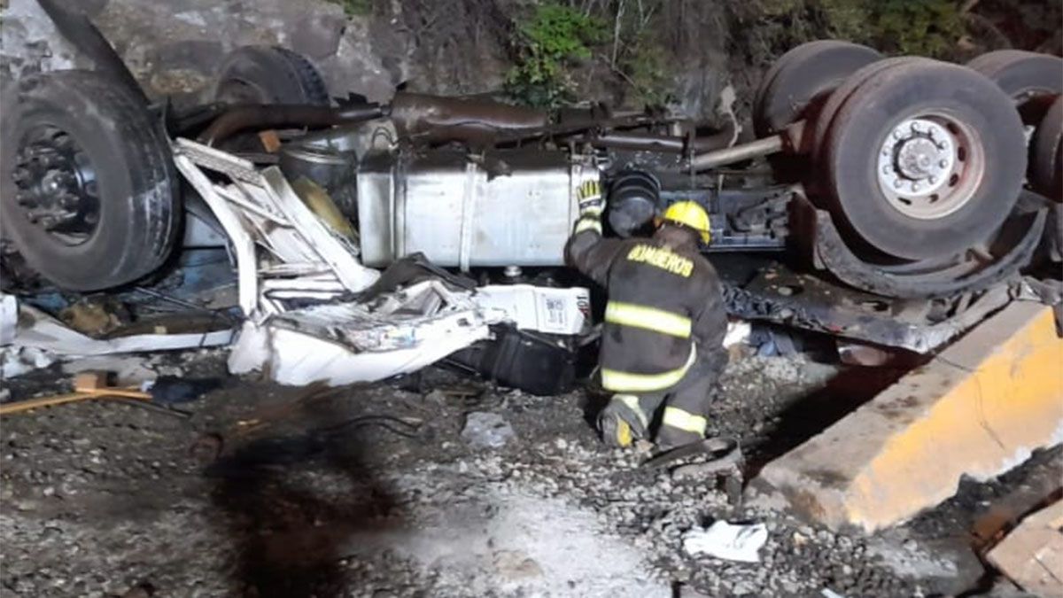 Así quedó parte del camión que desbarrancó por el cobertizo N° 2.