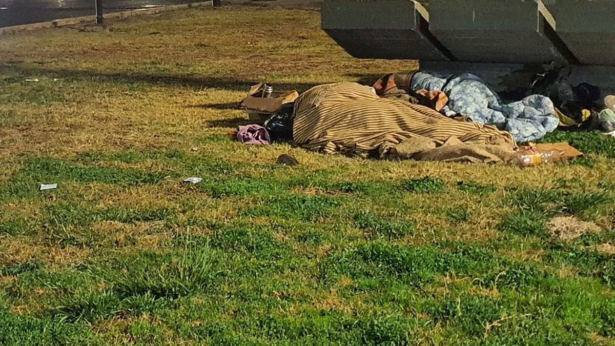 Personas en situación de calle ya son parte de un triste paisaje en la Ciudad de Mendoza. Foto: Pablo Gamba.