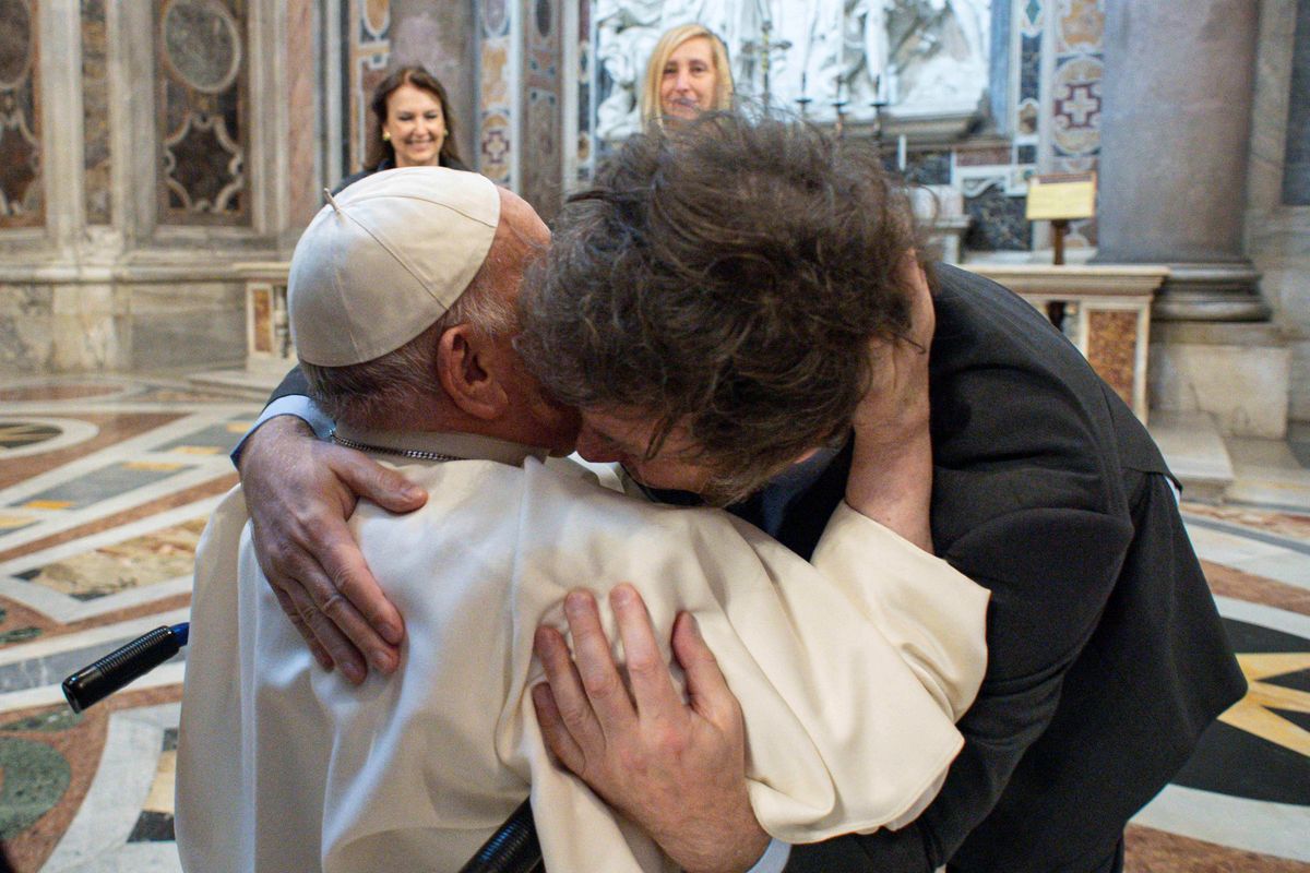 El Papa rompió el protocolo y fue a abrazar a Javier Milei.