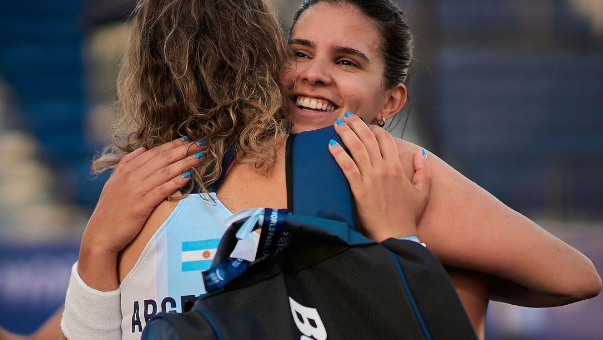Delfina Brea y Claudia Jensen celebran su triunfo sobre la dupla neerlandesa y el pase a las semifinales del Mundial de Pádel. Delfina Brea y Claudia Jensen celebran su triunfo sobre la dupla neerlandesa y el pase a las semifinales del Mundial de Pádel.