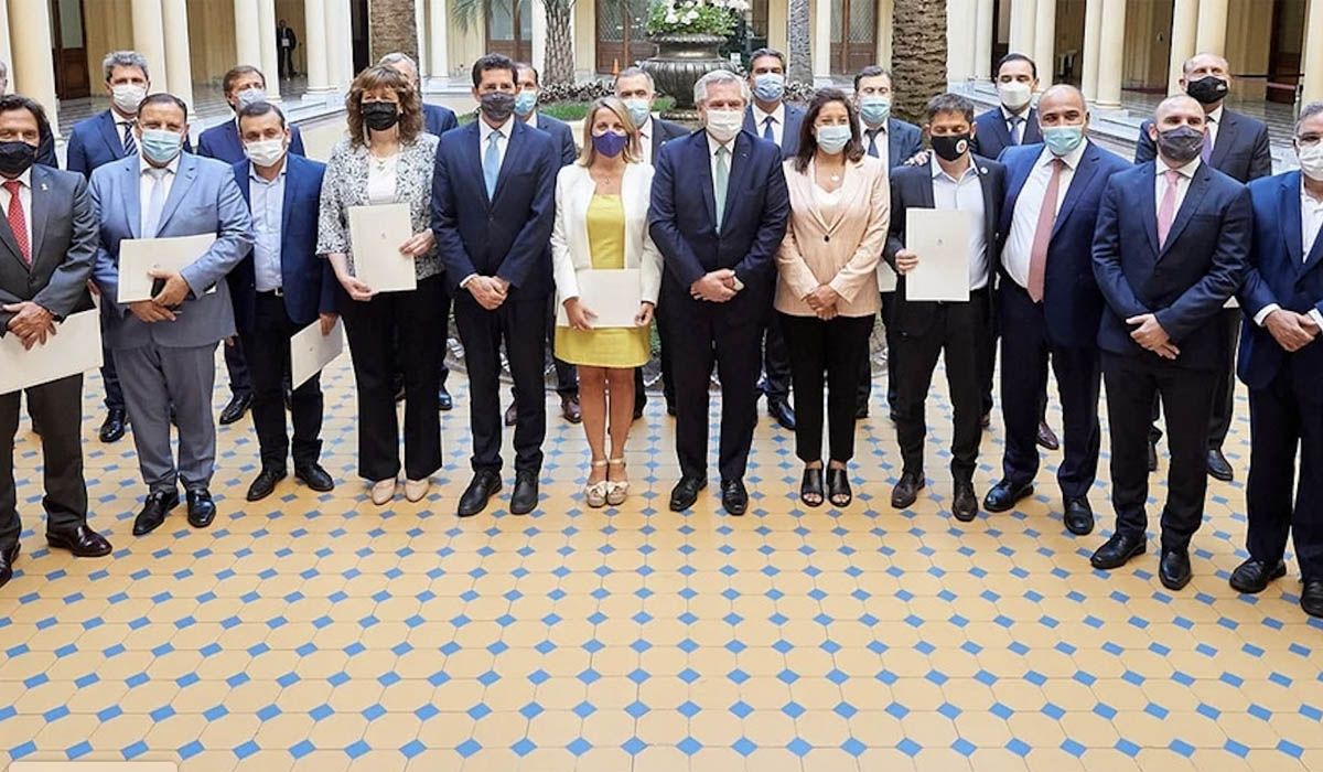 La foto que el gobernador Rodolfo Suarez y el resto de los gobernadores se sacaron con el Presidente luego de firmar el pacto.