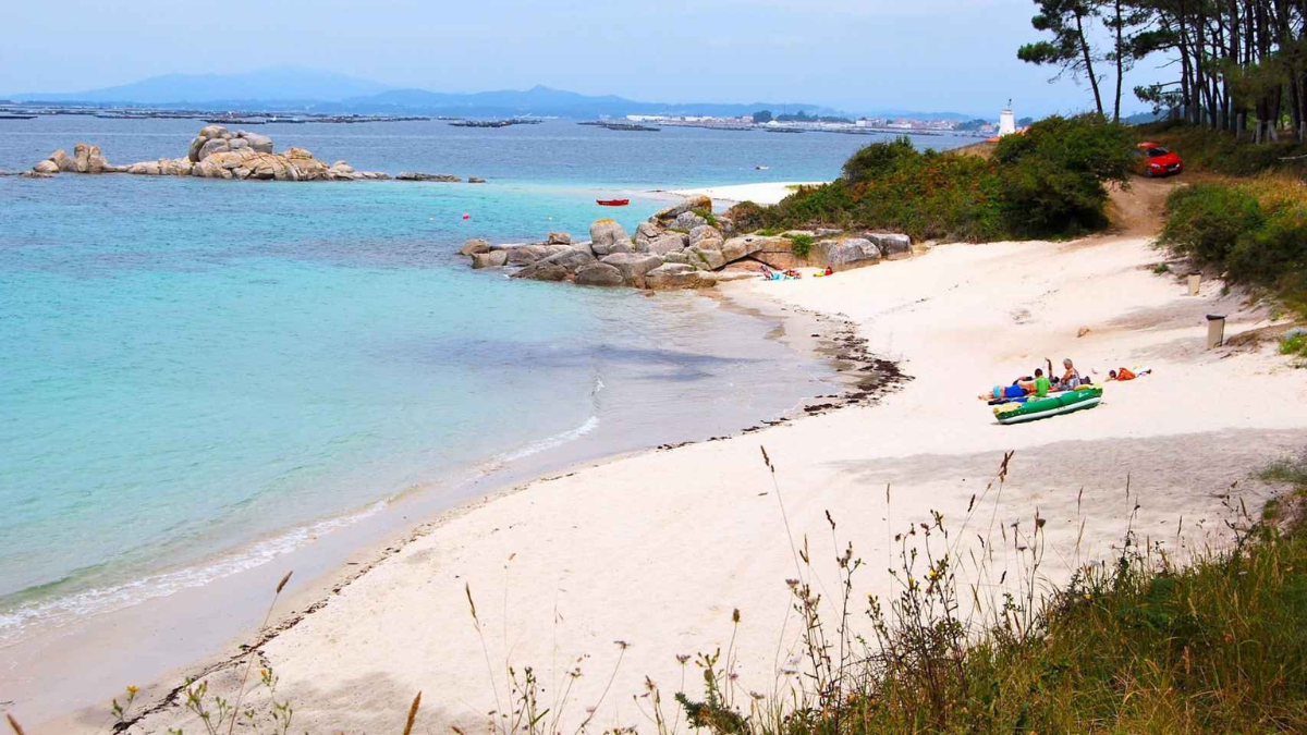 Este encantador pueblo tiene hermosas calas y las playas más bonitas de España para descubrir este verano. Este encantador pueblo tiene hermosas calas y las playas más bonitas de España para descubrir este verano.