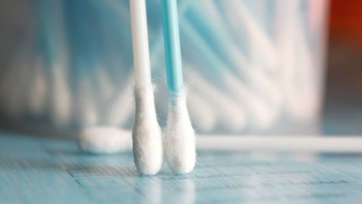 Basta de hisopos: cuál es el método que recomiendan los médicos para limpiar los oídos