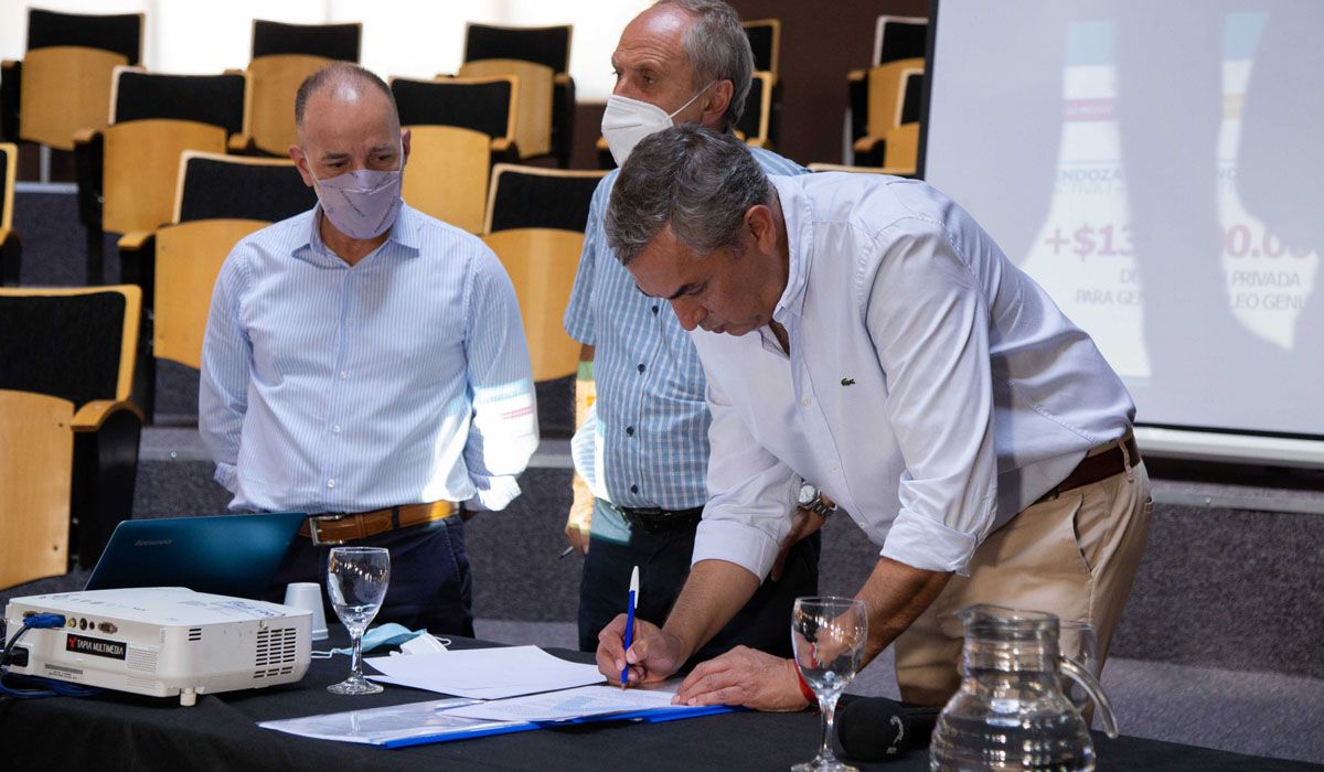 El ministro Vaquié firmó el convenio para la instalación de una estación terrena en Mendoza, que controlará los satélites Arsat 1 y 2.