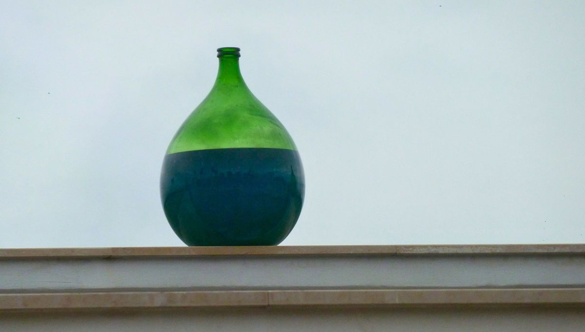 Envase de damajuana con vino Envase de damajuana con vino