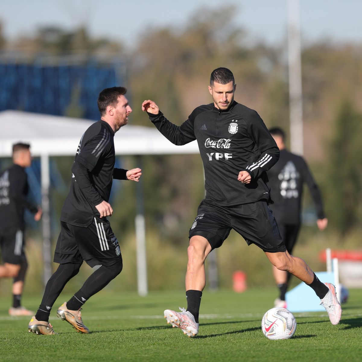 Guido Rodr&iacute;guez y Lionel Messi durante la pr&aacute;ctica que hizo el equipo de Lionel Scaloni.