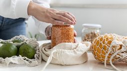 Cambio climático: La reutilización cotidiana reduce el consumo de plásticos y la huella de carbono asociada a su producción. Crédito: Freepik.