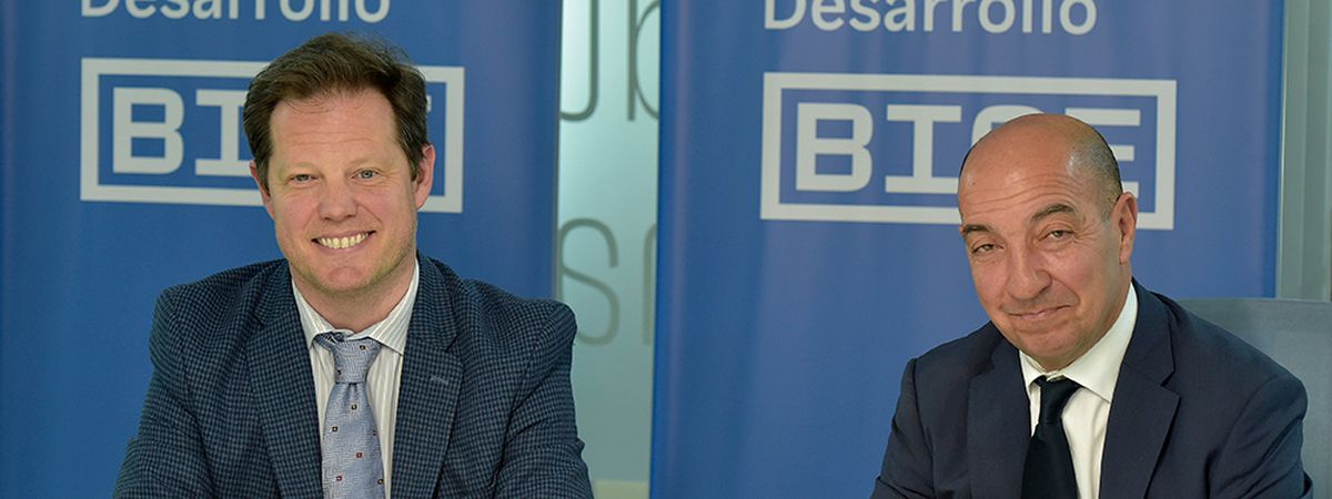 El presidente de la entidad financiera, Mariano de Miguel, y el titular de la firma, Fabián Andreu.