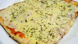 La receta de chimichurri casero para pizza es uno de los mejores secretos para realzar el sabor de esta comida.