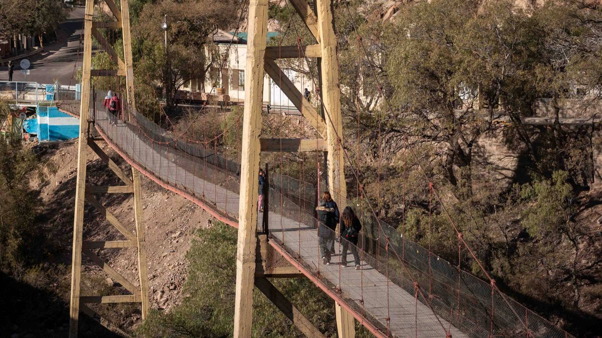 El puente colgante de Cacheuta, un ícono de la montaña mendocina.