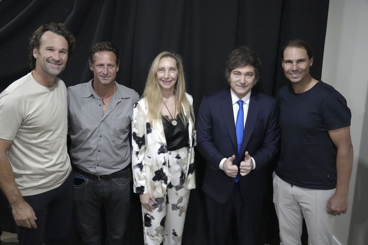El Presidente Javier Milei y la Secretaria General de la Presidencia, Karina Milei, junto a los tenistas Rafael Nadal, Carlos Moyá, y David Nalbandian, en el American Business Forum en Miami. El Presidente Javier Milei y la Secretaria General de la Presidencia, Karina Milei, junto a los tenistas Rafael Nadal, Carlos Moyá, y David Nalbandian, en el American Business Forum en Miami.