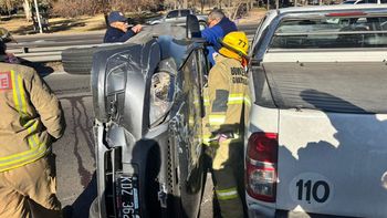 Una mujer sufrió heridas leves tras volcar en el Acceso Este, pero su auto quedó destruido