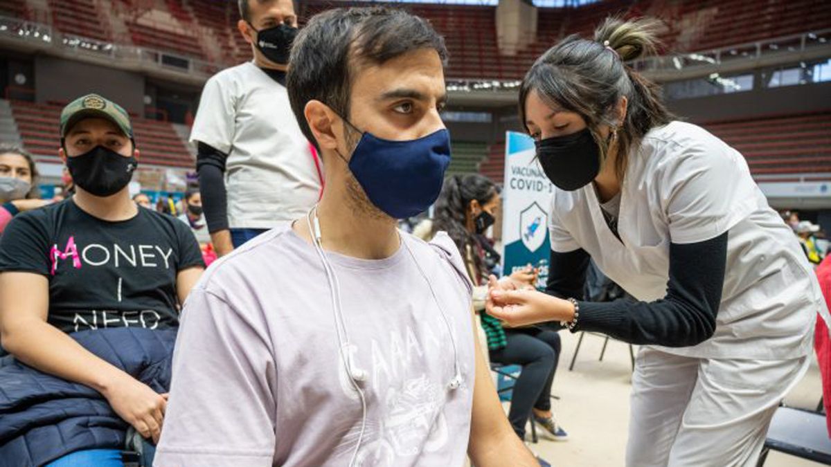 Este viernes y sábado vacunarán con la segunda dosis de Oxford- AstraZeneca a los docentes y no docentes mayores de 20 años del Gran Mendoza, buscando completar el cronograma de vacunación docente en la provincia.