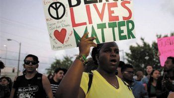 Por tercera noche cientos de personas salieron a las calles de EEUU para protestar contra racismo policial