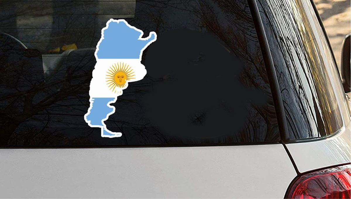 Qué significa llevar una calcomanía con la bandera argentina en el auto