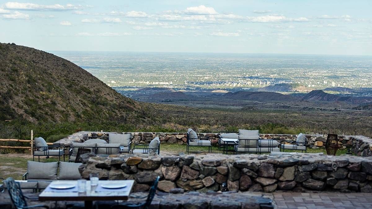 La espectacular terraza, ideal para almuerzos, cenas y tardes de té. La espectacular terraza, ideal para almuerzos, cenas y tardes de té.
