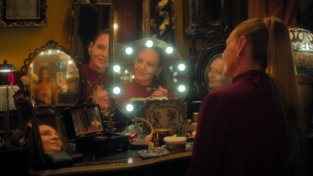 Las bailarinas llegan a la posada de Devora Kasimer. Las bailarinas llegan a la posada de Devora Kasimer.