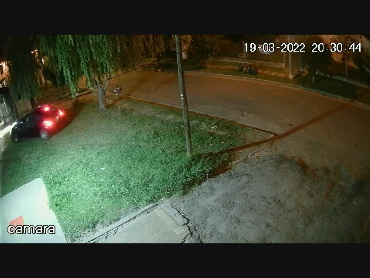 Resistió. Le dispararon para robarle su auto y se defendió a los piedrazos.