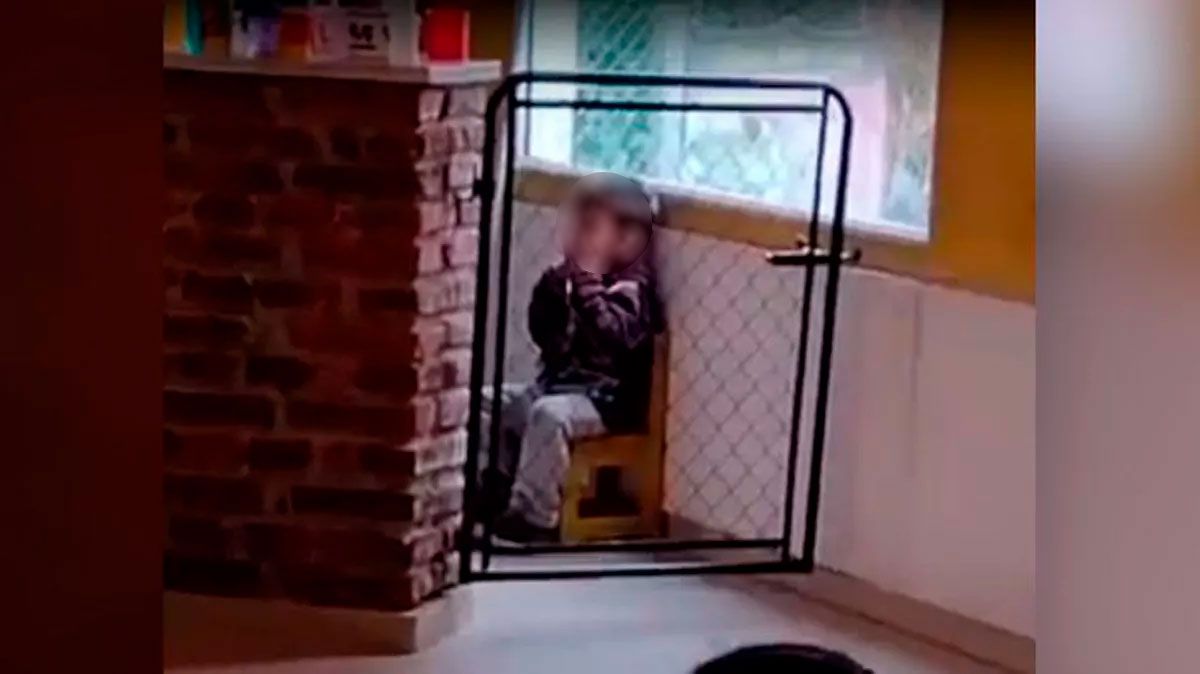 Un pequeño fue encerrado en la cocina de una guardería para que no contagiara el llanto a los niños.