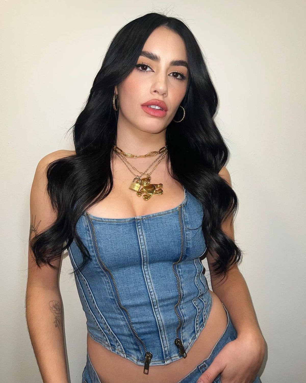 Escote exuberante y cintura diminuta, Lali Espósito llevó el córset más HOT  y la foto es mortal