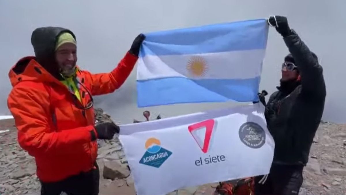 Momento exacto en que Canal 7 hizo cumbre en el cerro Aconcagua. El trabajo de la expedición se convirtió en el documental de Canal 7 Momento exacto en que Canal 7 hizo cumbre en el cerro Aconcagua. El trabajo de la expedición se convirtió en el documental de Canal 7