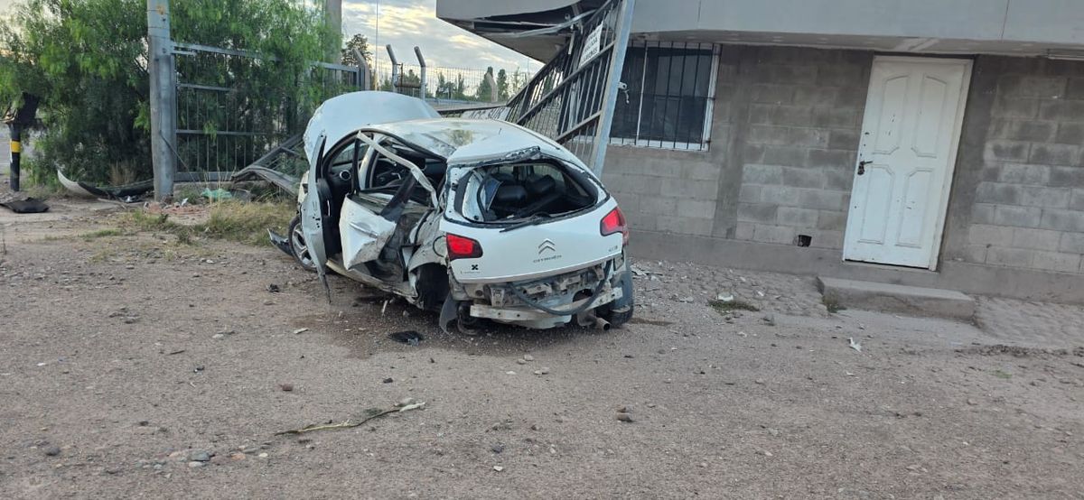 Así quedó el vehículo del hombre de 31 años que circulaba alcoholizado por Luján. Así quedó el vehículo del hombre de 31 años que circulaba alcoholizado por Luján.