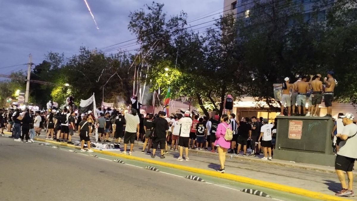 Los hinchas del Colo Colo tiraron pirotecnia, cortaron la calle Belgrano e impidieron la circulación de vehículos y del Metrotranvía. Los hinchas del Colo Colo tiraron pirotecnia, cortaron la calle Belgrano e impidieron la circulación de vehículos y del Metrotranvía.