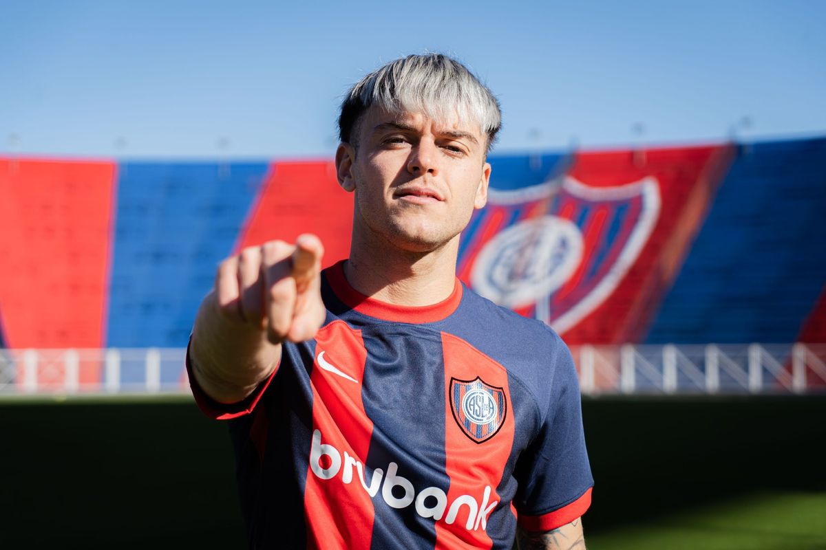 Reaii con la camiseta de San Lorenzo.