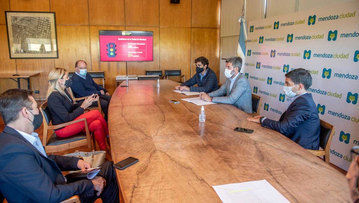 La Municipalidad de Mendoza firmó un convenio con la Secretaría de Servicios Públicos de Mendoza para realizar el mantenimiento de la red de semáforos. Foto: Gentileza Prensa Municipalidad de Mendoza.