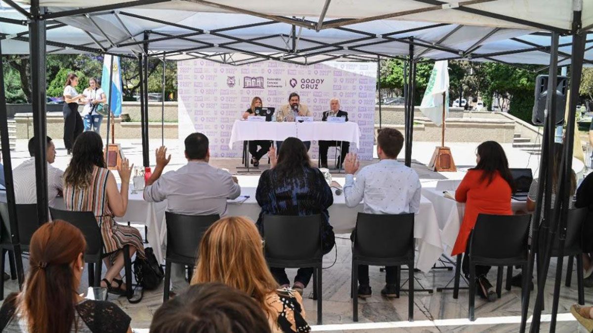 La sesión del Concejo Delibertante de Godoy Cruz se realizó en la plaza departamental. Allí fue aprobado el presupuesto.