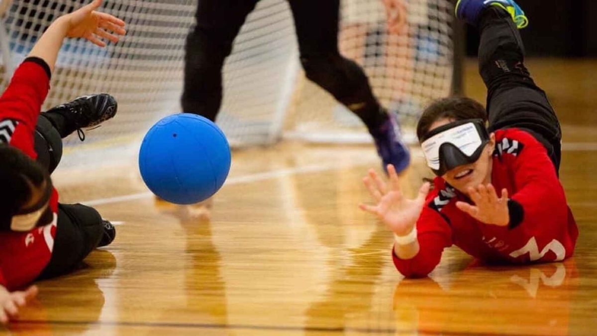 ¡A bloquear! la pelota tiene un cascabel para que los jugadores detecten la trayectoria y vayan a atajarla cuando defienden. El Goalball se creó para los heridos de guerra y hoy es un atractivo deporte paralímpico.