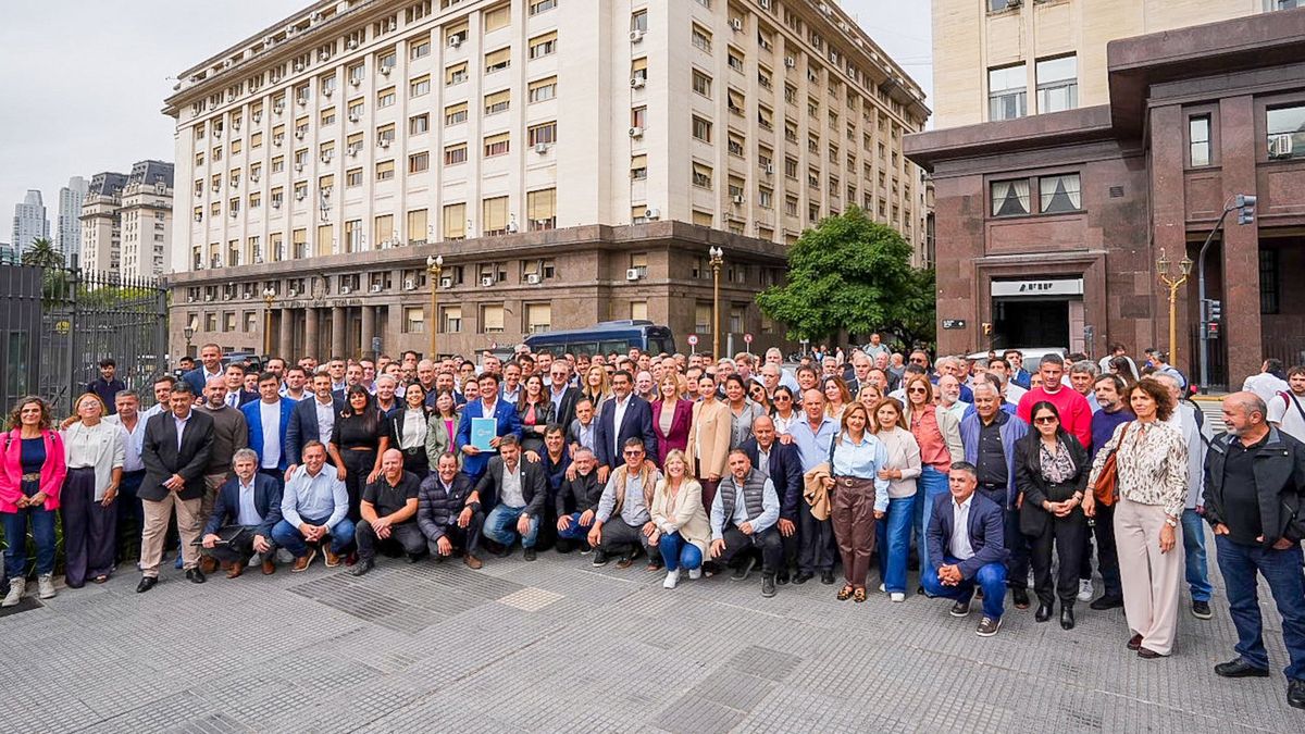 Muchos intendentes peronistas y algunos radicales fueron al Ministerio de Economía de la Nación a entregar un petitorio. Muchos intendentes peronistas y algunos radicales fueron al Ministerio de Economía de la Nación a entregar un petitorio.