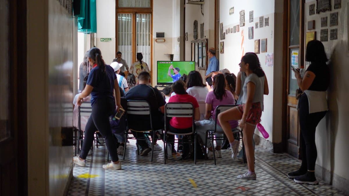 Mundial en las clases. Chicos y chicas vieron el partido en las aulas.