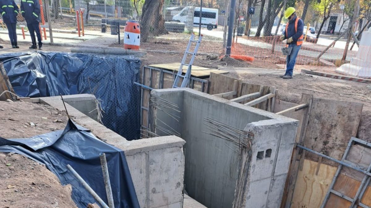 El acueducto de hormigón armado de 1.100 mm de diámetro en la Plaza Cioppo en calle Chile y Viamonte de Luján de Cuyo. El acueducto de hormigón armado de 1.100 mm de diámetro en la Plaza Cioppo en calle Chile y Viamonte de Luján de Cuyo.