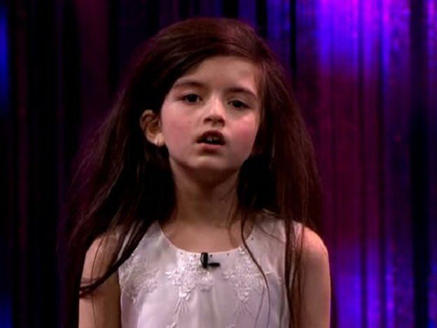 Video: niña de 7 años sorprende al cantar un clásico de Frank Sinatra