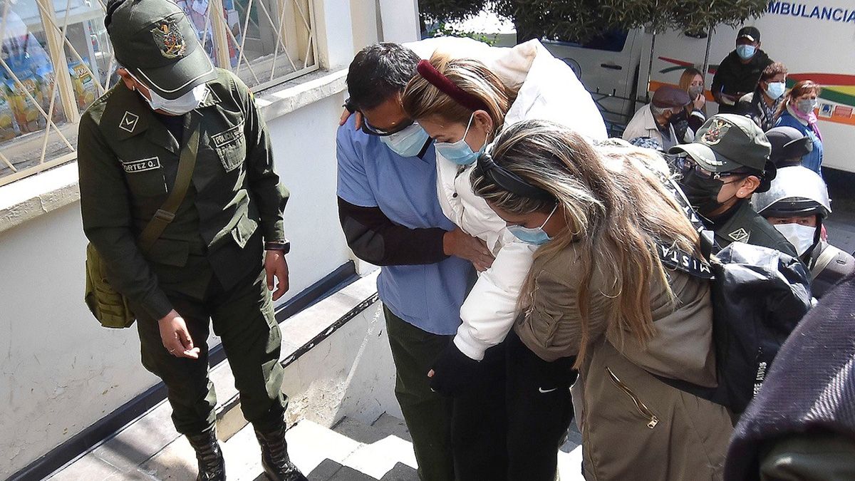 La expresidenta de facto de Bolivia, quien intentó fugarse a Brasil antes de ser detenida, afiremó que no quiere vivir más, mientras se producían enfrentamientos a favor y en contra de su liberación
