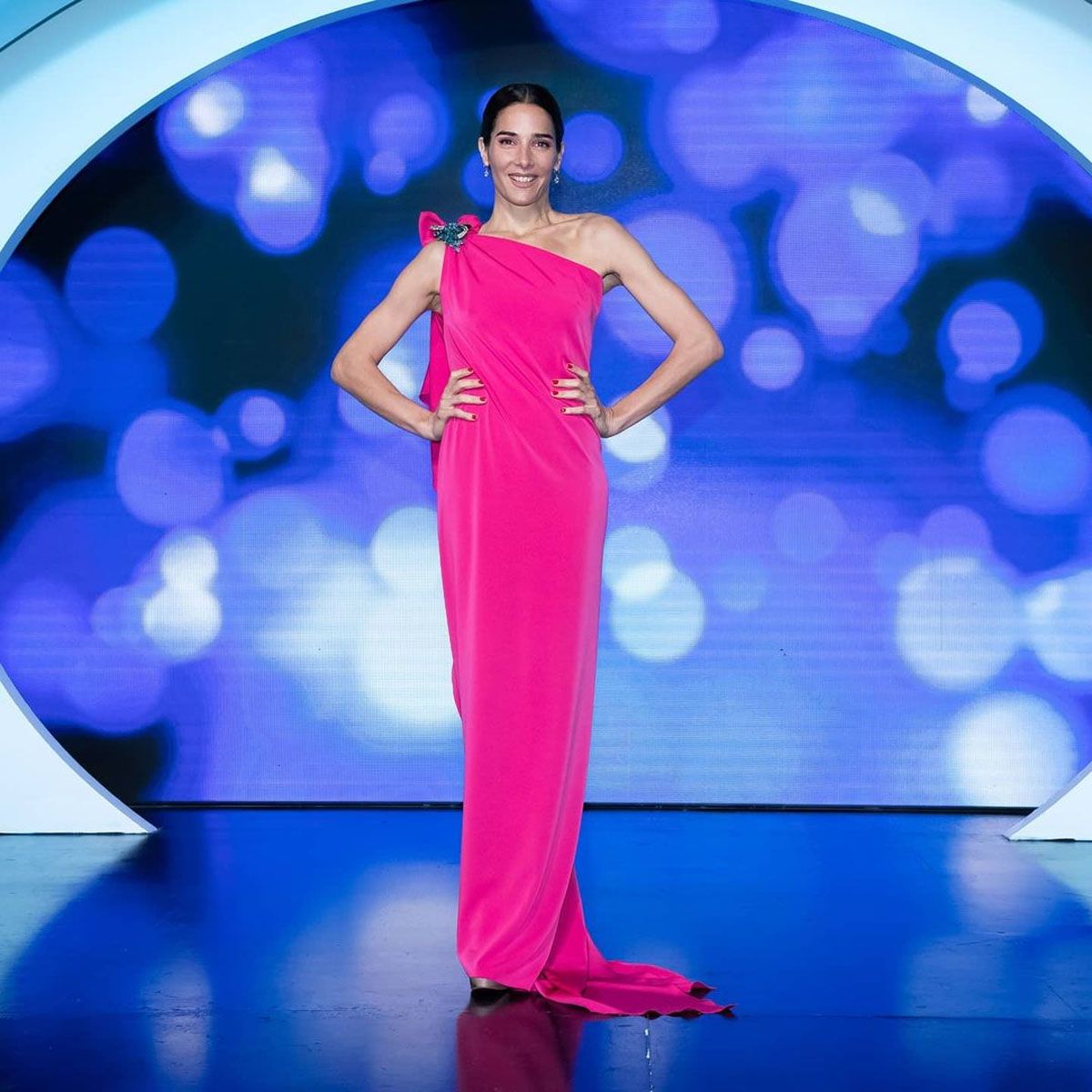 Juana Viale look osado y sin ropa interior en La Noche de Mirtha Legrand. La cocinera se lo advirti&oacute;.