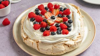 Cómo preparar Pavlova: la receta del postre de merengue, crema y frutas frescas ideal para las fiestas Cómo preparar Pavlova: la receta del postre de merengue, crema y frutas frescas ideal para las fiestas