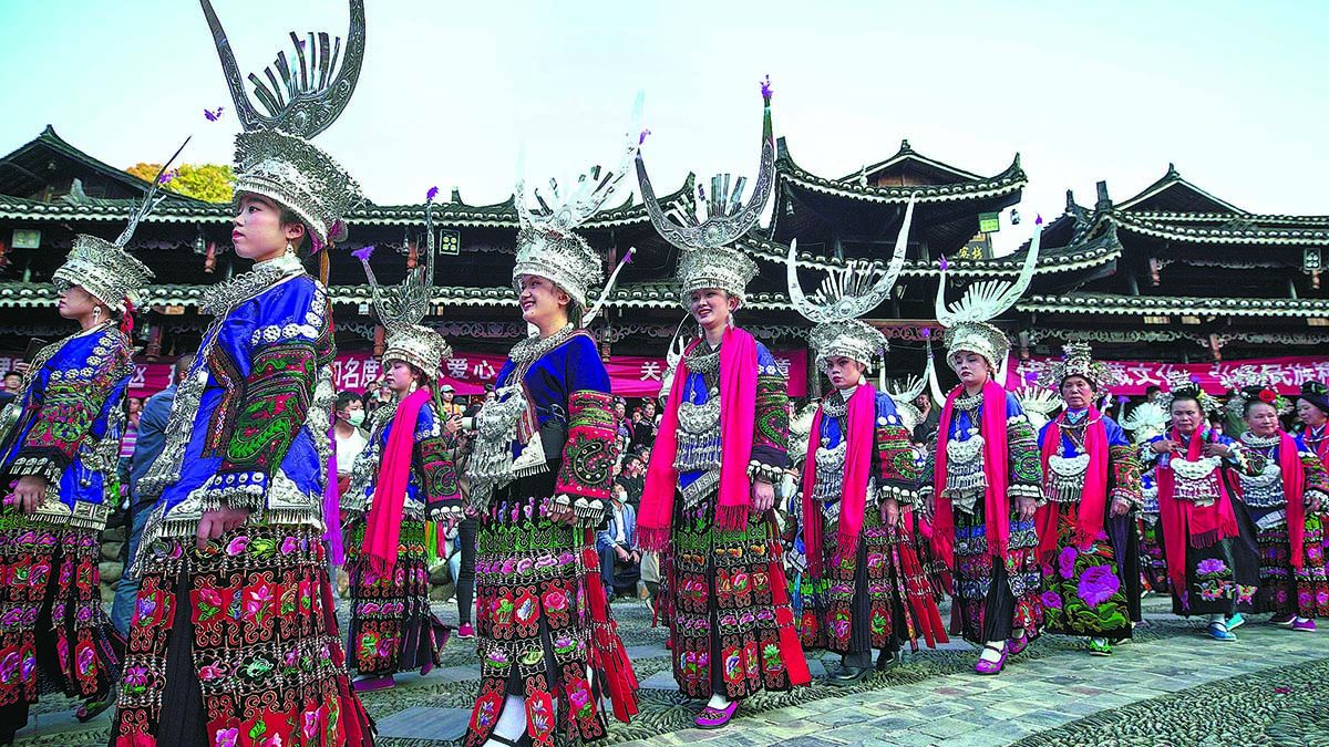 Residentes de Xijiang asisten a un festival de danza en noviembre. HUANG XIAOHAI / PARA CHINA DAILY