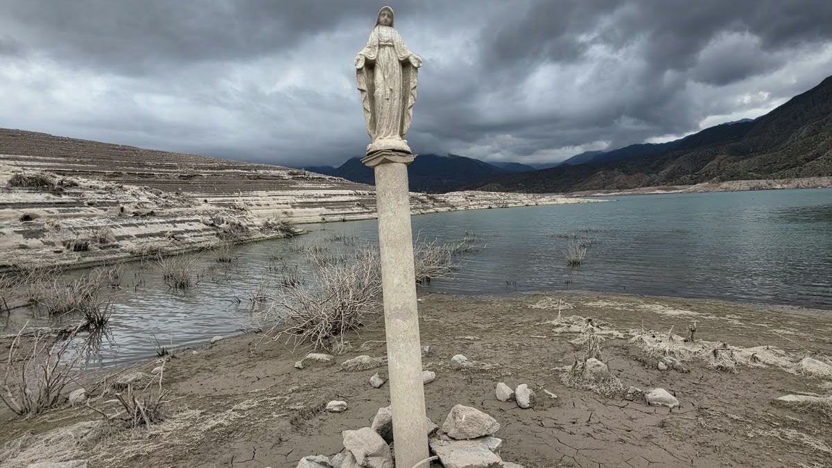Así está hoy la Virgen del Agua. Hace tiempo los buzos la colocaron ahí: hoy ese mismo lugar queda al aire libre a causa del menor caudal en el dique Potrerillos. Gentileza.