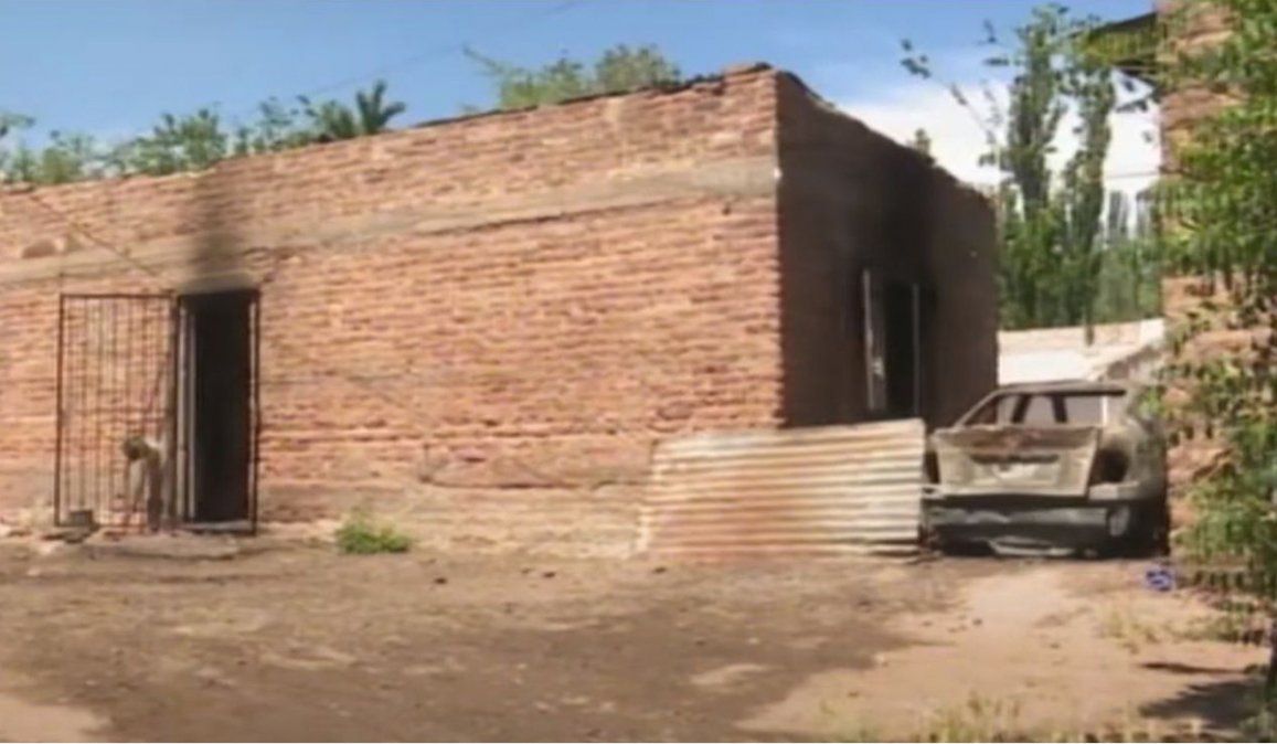 La casa del hombre fue incendiada cuando los vecinos se enteraron por las redes sociales que había sido denunciado por abusar de sus dos hijas. Murió por las graves quemaduras sufridas