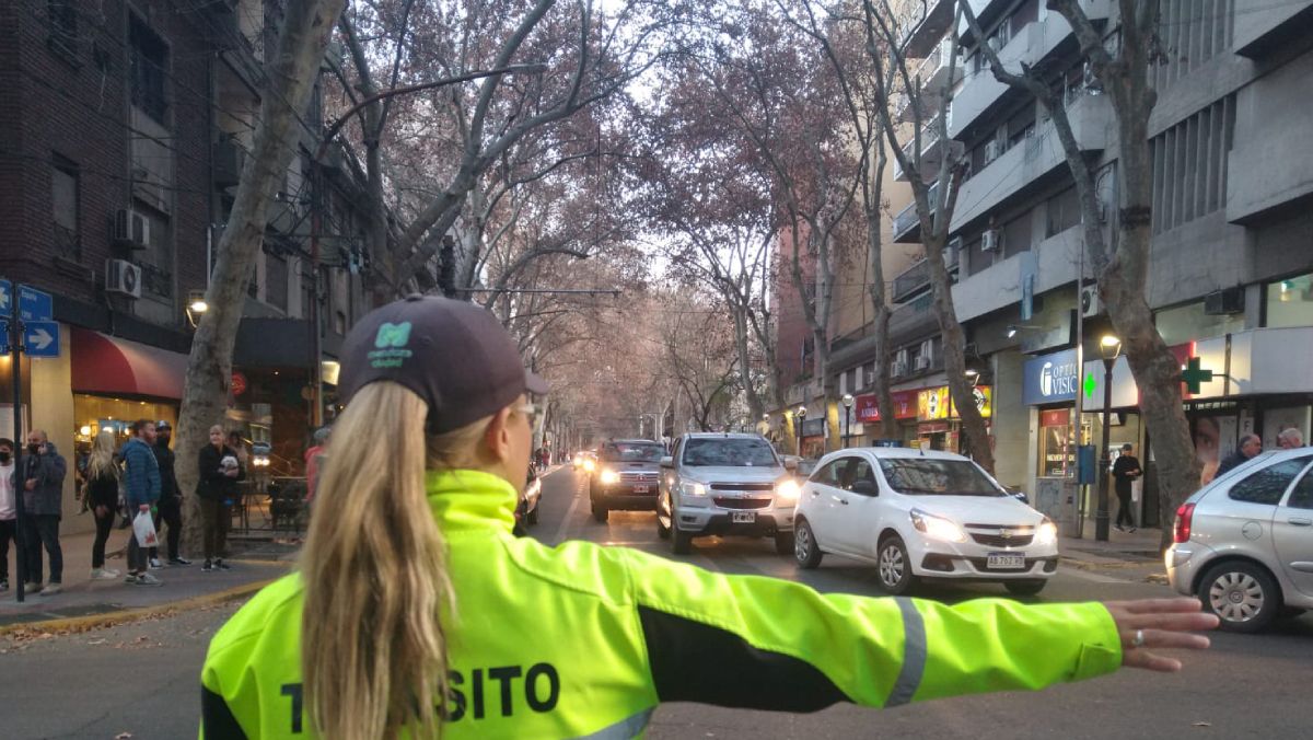 La Municipalidad de Capital desplegó a 30 inspectores para reordenar el tránsito debido al corte de calles por la rutura de una caño de agua en pleno centro. La Municipalidad de Capital desplegó a 30 inspectores para reordenar el tránsito debido al corte de calles por la rutura de una caño de agua en pleno centro.