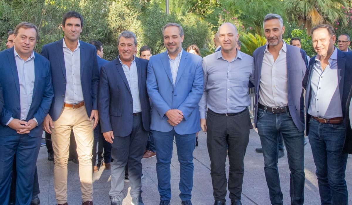A la izquierda de la imagen, los tunuyaninos Martín Aveiro y Emir Andraos, junto a Adolfo Bermejo, Matías Stevanato, Guillermo Carmona, Diego Martínez Palau y Roberto Righi.