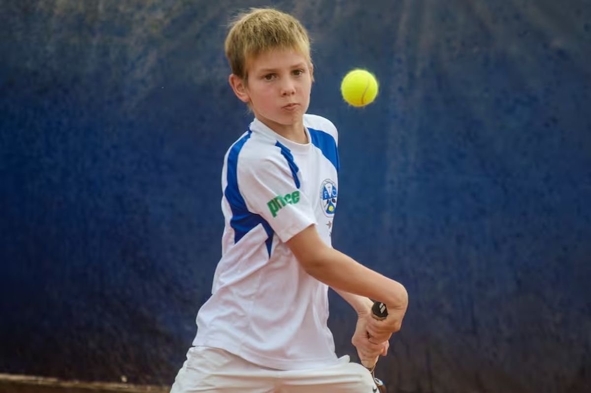 Desde chico, jugó al tenis y al fútbol. Desde chico, jugó al tenis y al fútbol.