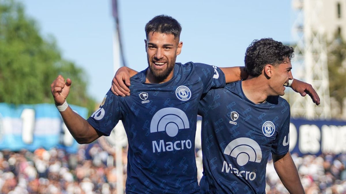 Mauricio Cardillo festeja su gol, el que le dio el triunfo a Independiente Rivadavia, junto a Fabrizio Sartori otro de los goleadores.