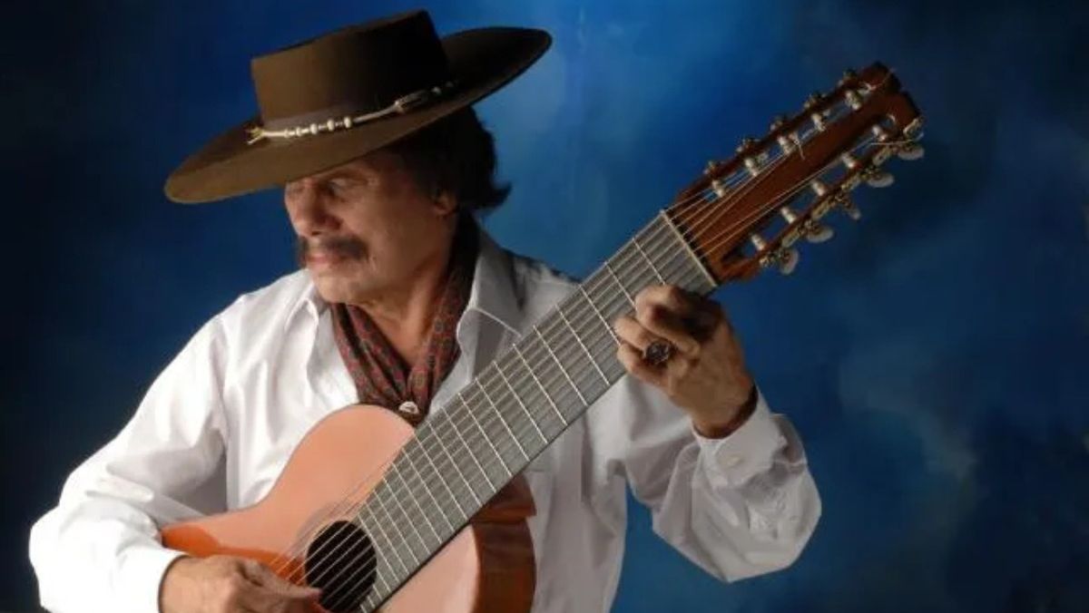 Ramón Ayala junto a su particular guitarra.